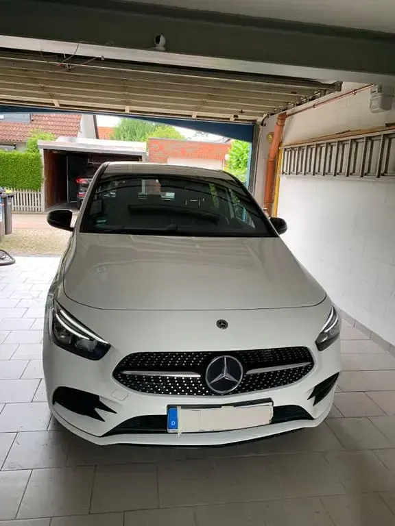 Gebraucht Mercedes B180 136 PS (100 kW) 2019 Weiß Kleinwagen