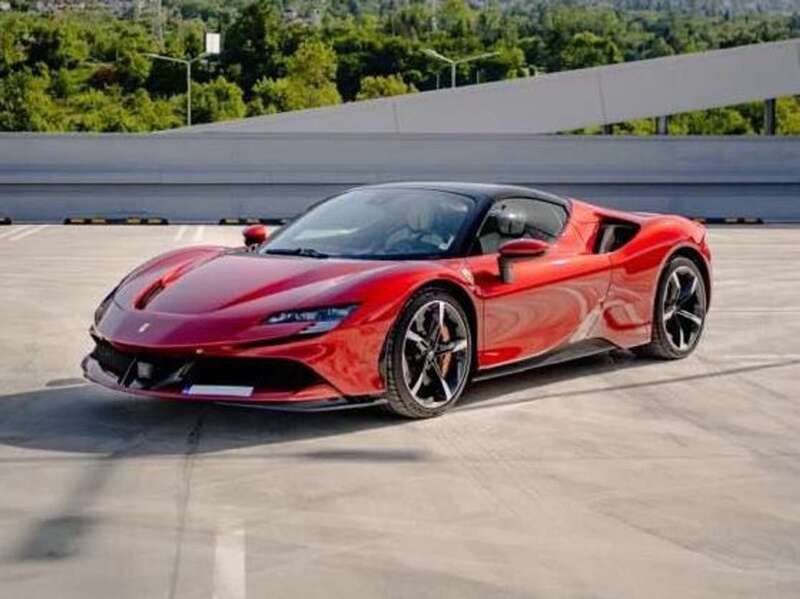 Rot Gebraucht 2023 Ferrari SF90 Cabrio | 550.000 € - Bild 1/4