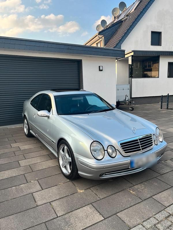 Grau Gebraucht 2000 Mercedes CLK55 AMG AMG Coupé | 19.500 € (Etwas zu teuer) - Bild 1/4