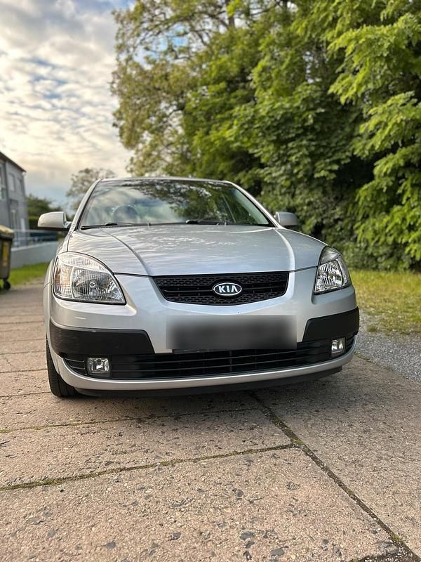 Silber Gebraucht 2007 Kia Rio 2 Limousine | 2.950 € (Fairer Preis) - Bild 1/4