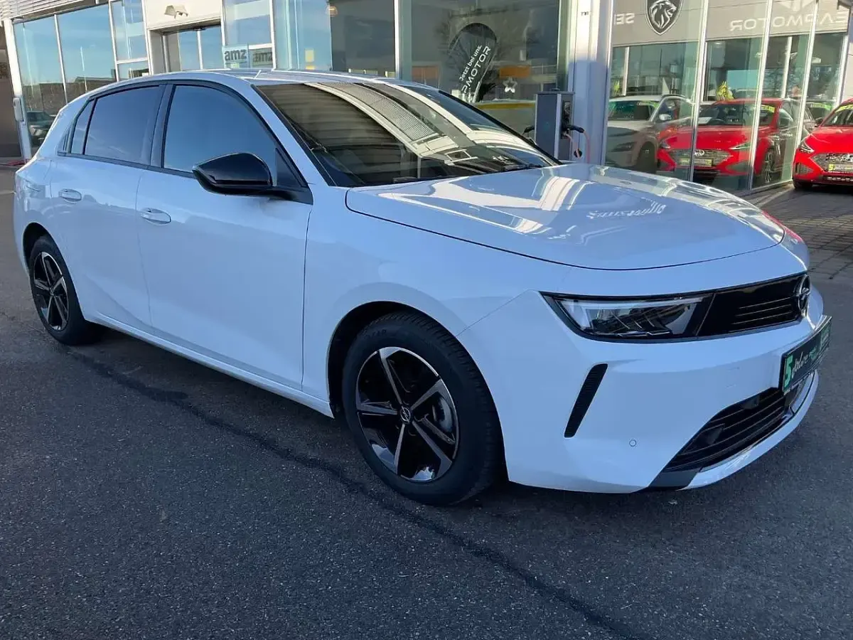 Używany Opel Astra Edition 131 KM (96 kW) 2025 Biały Sedan/Limuzyna