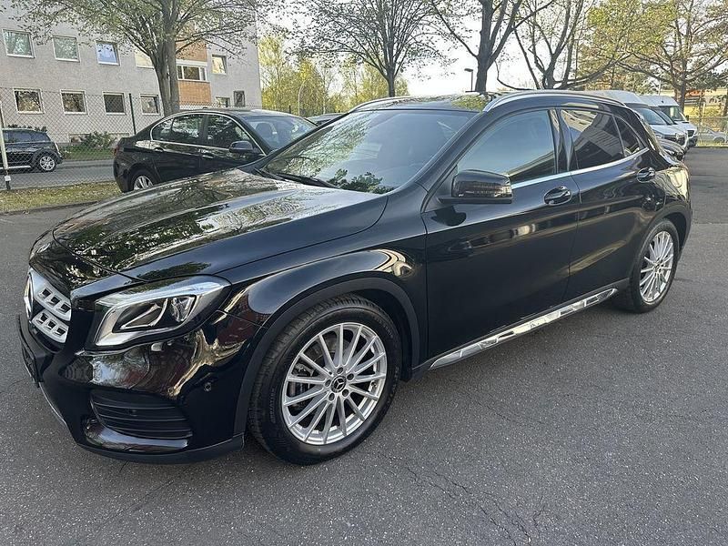 Kosmosschwarz Gebraucht 2018 Mercedes GLA250 AMG line SUV | 23.990 € (Fairer Preis) - Bild 1/4