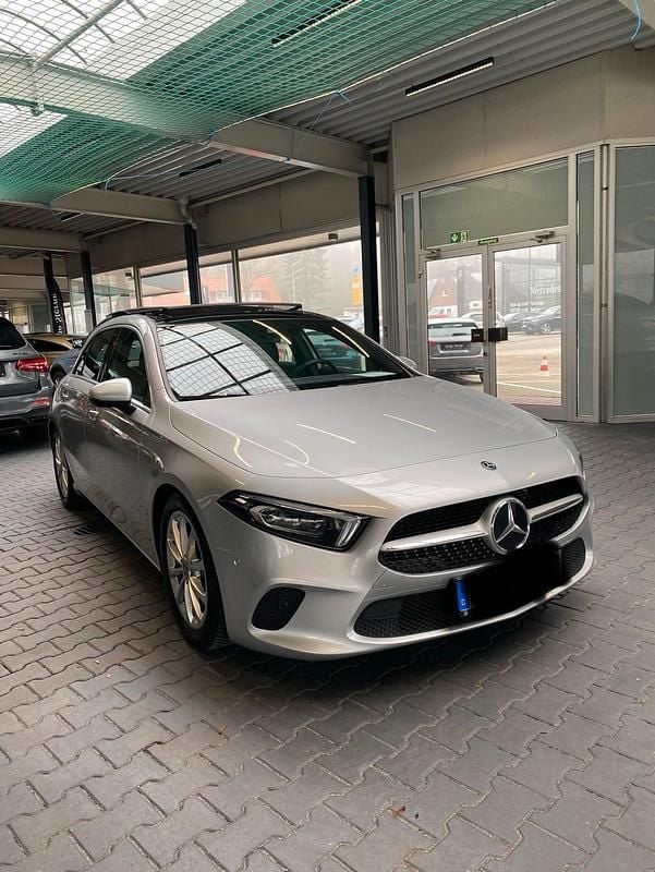 Silber Gebraucht 2019 Mercedes A200 Progressive Limousine | 24.500 € (Fairer Preis) - Bild 1/4