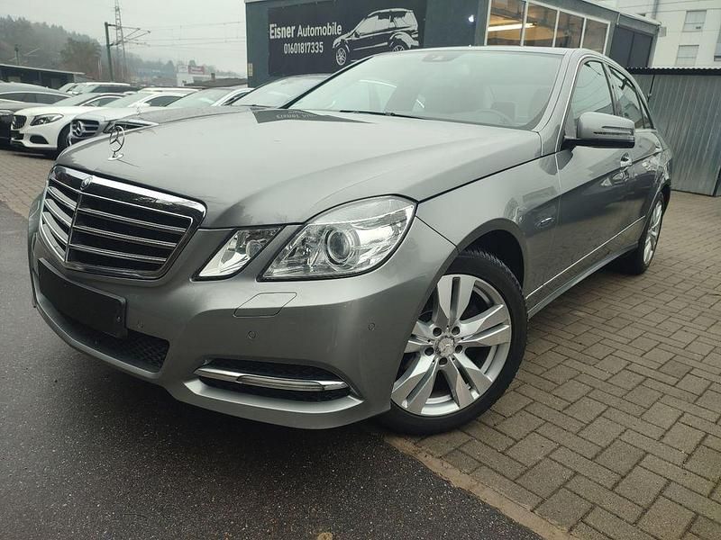 Grau Gebraucht 2010 Mercedes E200 Limousine | 8.997 € (Etwas zu teuer) - Bild 1/4