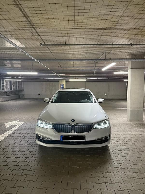 Weiß Gebraucht 2017 BMW 525 Luxury Line Limousine | 25.900 € - Bild 1/4