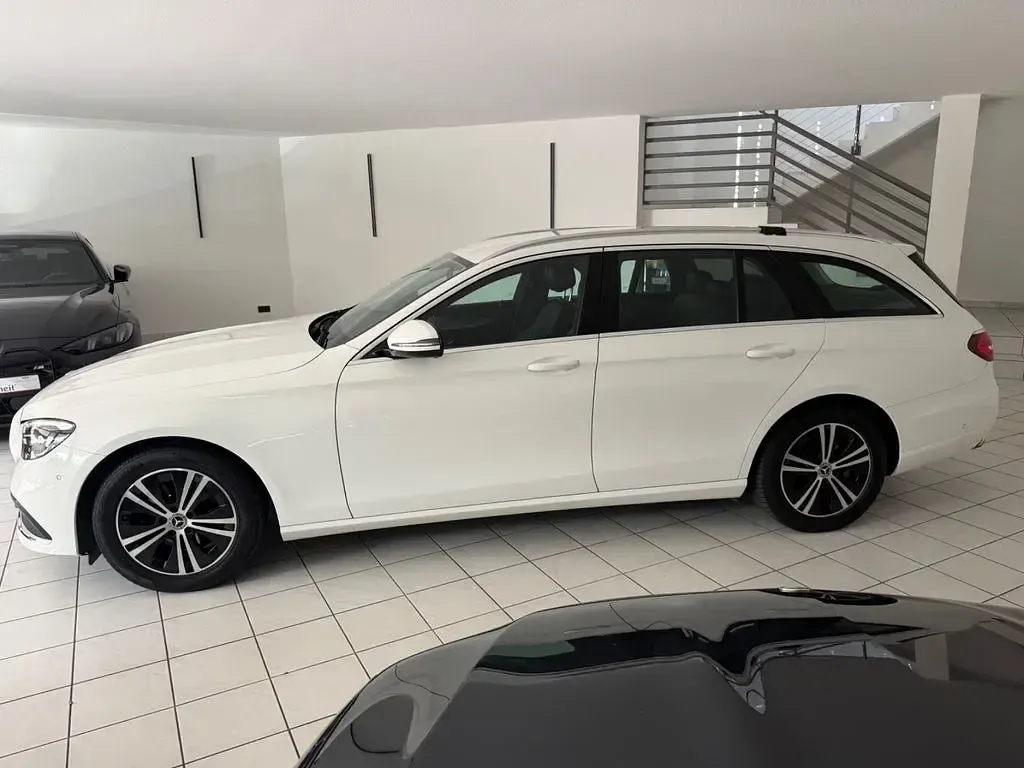 Gebraucht Mercedes E220 200 PS (147 kW) 2023 Weiß Limousine