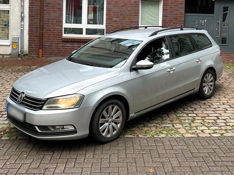 Grau Gebraucht 2012 VW Passat Kombi | 4.600 € (Superpreis) - Bild 1/4