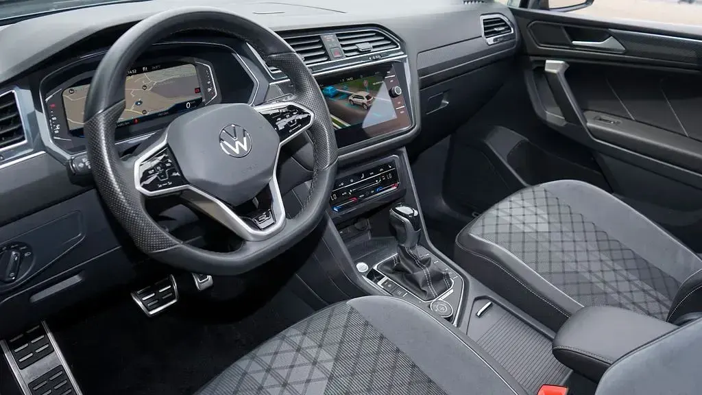 Gebraucht VW Tiguan Allspace R-line 245 PS (180 kW) 2023 Platinum grey (metallic) SUV