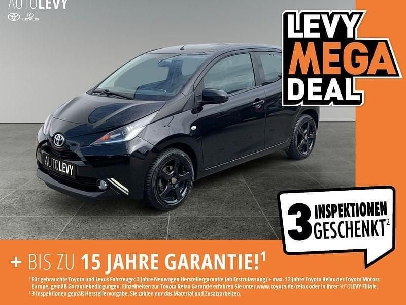 Black mica Gebraucht 2016 Toyota Aygo X-play Kleinwagen | 8.998 € (Etwas zu teuer) - Bild 1/4