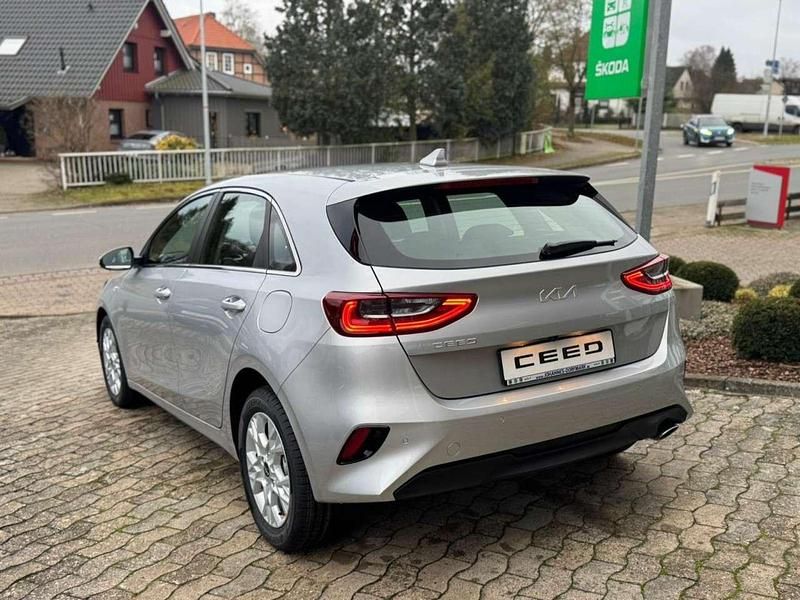 Gebraucht Kia Ceed Comfort 140 PS (102 kW) 2025 Sparklingsilber Kleinwagen