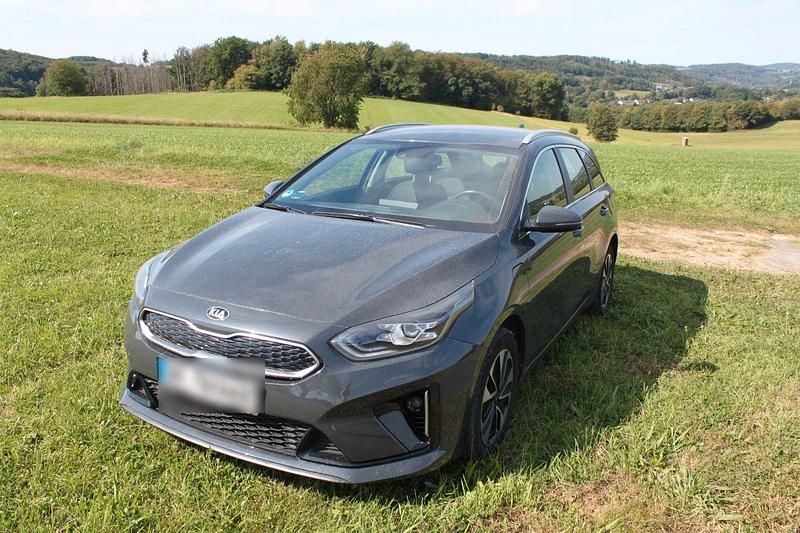 Grau Gebraucht 2021 Kia Ceed Sportswagon Vision Kombi | 16.500 € (Superpreis) - Bild 1/4
