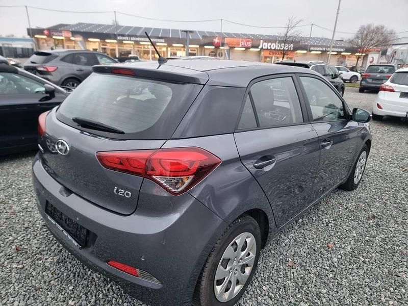 Gebraucht Hyundai i20 Trend 101 PS (74 kW) 2016 Grau Kleinwagen