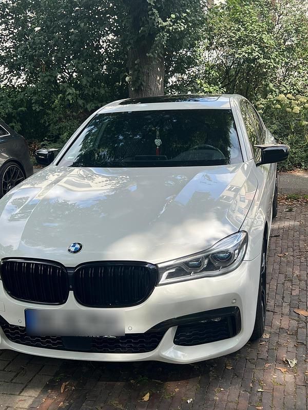 Weiß Gebraucht 2017 BMW 740 M Sport Limousine | 33.000 € (Etwas zu teuer) - Bild 1/4