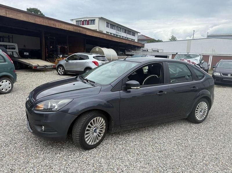 Grau Gebraucht 2011 Ford Focus Limousine | 2.550 € (Guter Preis) - Bild 1/4