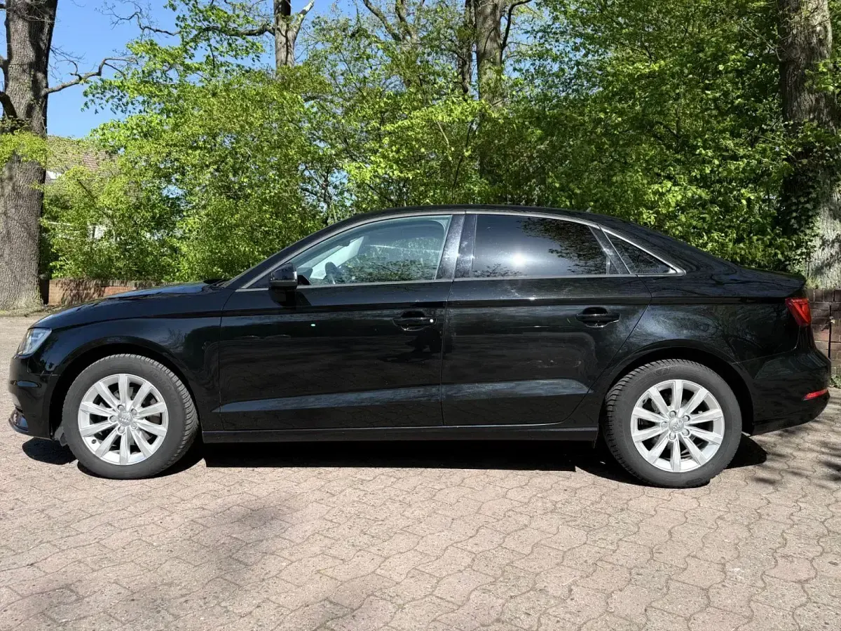 Gebraucht Audi A3 Attraction 110 PS (80 kW) 2015 Schwarz Limousine