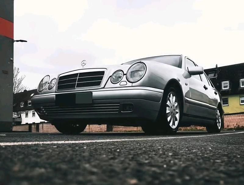 Silber Gebraucht 1999 Mercedes E240 Limousine | 4.500 € - Bild 1/2