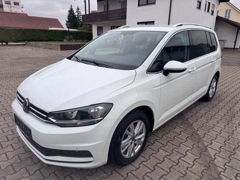 Weiß Gebraucht 2022 VW Touran Highline Van / Kleinbus | 17.850 € (Superpreis) - Bild 1/4