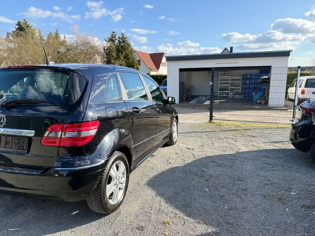 Gebraucht Mercedes B180 116 PS (85 kW) 2011 Schwarz Kleinwagen