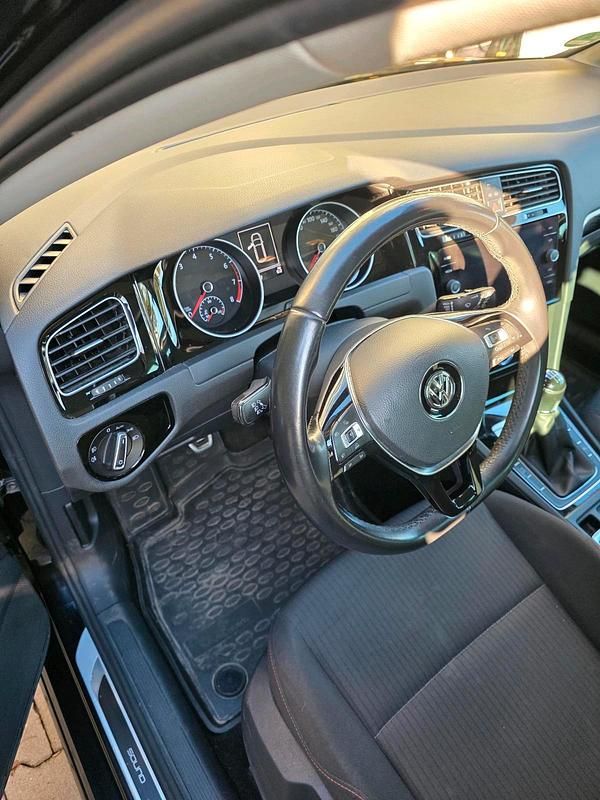 Gebraucht VW Golf VII 131 PS (96 kW) 2018 Schwarz Kombi