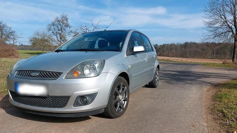 Gebraucht Ford Fiesta 70 PS (51 kW) 2007 Silber Kleinwagen