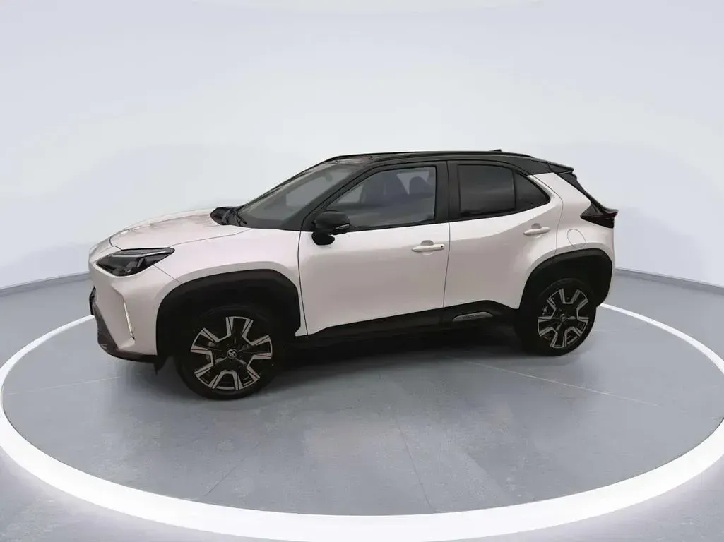 Neu Toyota Yaris Cross Plus 131 PS (96 kW) 2026 Platinum white pearl black SUV