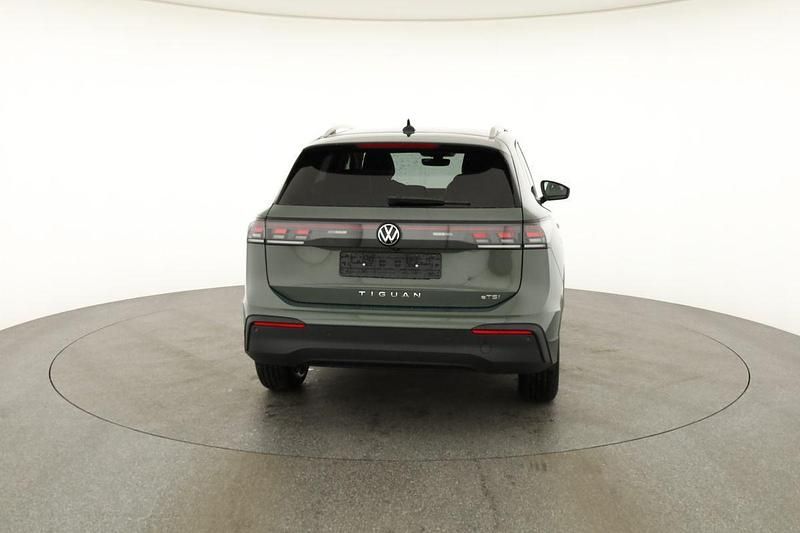 Neu VW Tiguan Life 2026 Cipressino grün metallic SUV