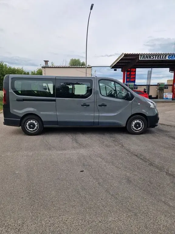 Gebraucht Renault Trafic Authentique 125 PS (91 kW) 2017 Grau Van / Kleinbus