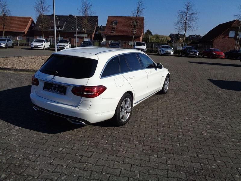 Gebraucht Mercedes C300e 194 PS (142 kW) 2019 Weiß Kombi
