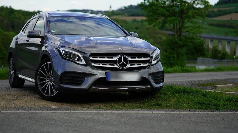 Grau Gebraucht 2018 Mercedes GLA250 AMG line SUV | 22.500 € (Fairer Preis) - Bild 1/4