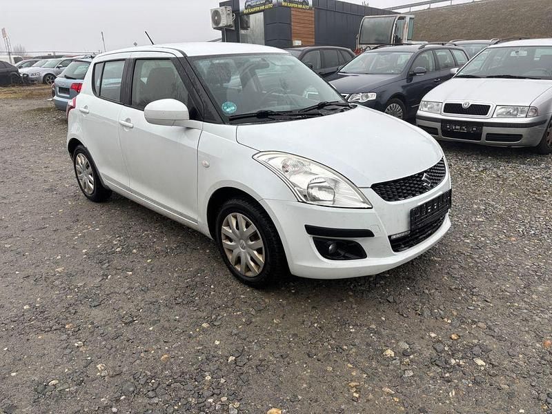 Weiß Gebraucht 2013 Suzuki Swift Club Limousine | 4.990 € (Etwas zu teuer) - Bild 1/4