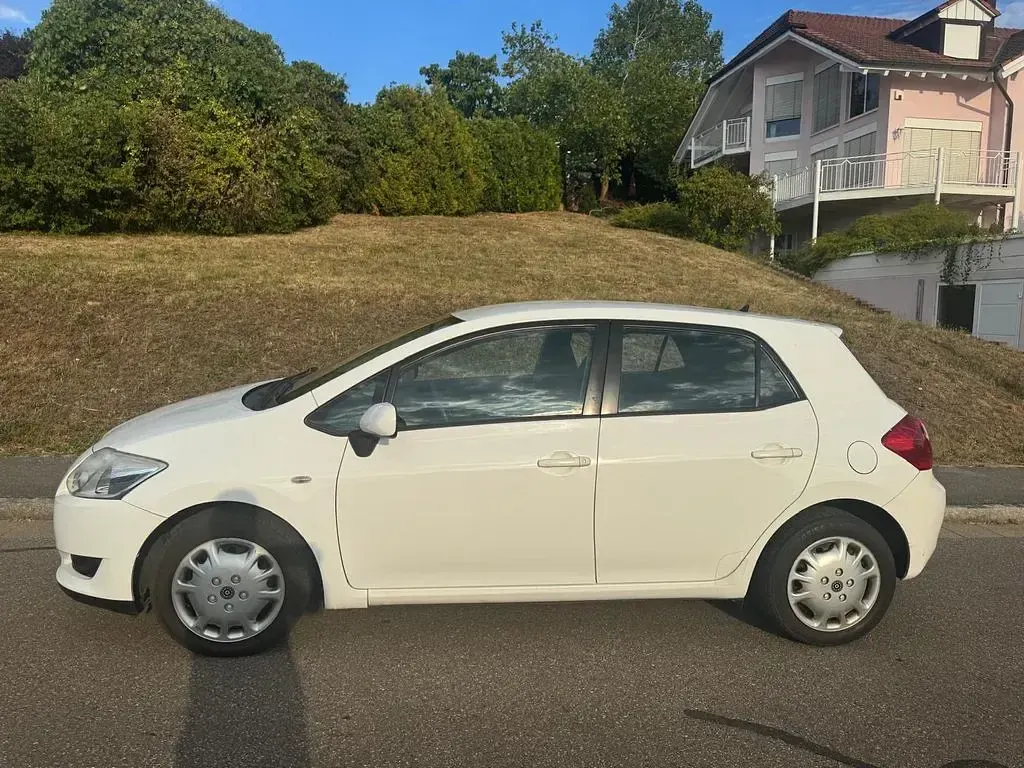 Gebraucht Toyota Auris Life 101 PS (74 kW) 2010 Weiß Kleinwagen