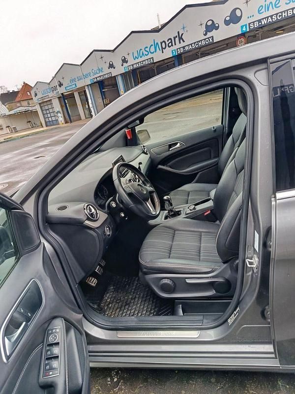 Gebraucht Mercedes B180 110 PS (80 kW) 2014 Grau Van / Kleinbus