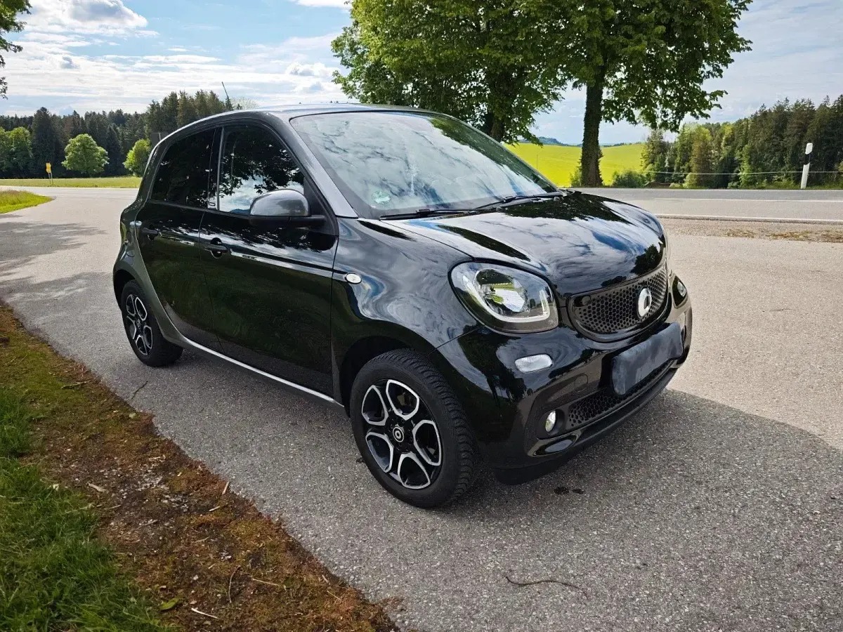 Używany Smart ForFour 90 KM (66 kW) 2019 Czarny Hatchback