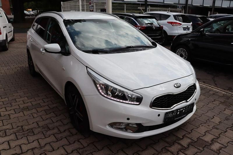 Weiß Gebraucht 2015 Kia Ceed Sportswagon DREAM-TEAM Edition Kombi | 10.990 € (Fairer Preis) - Bild 1/4