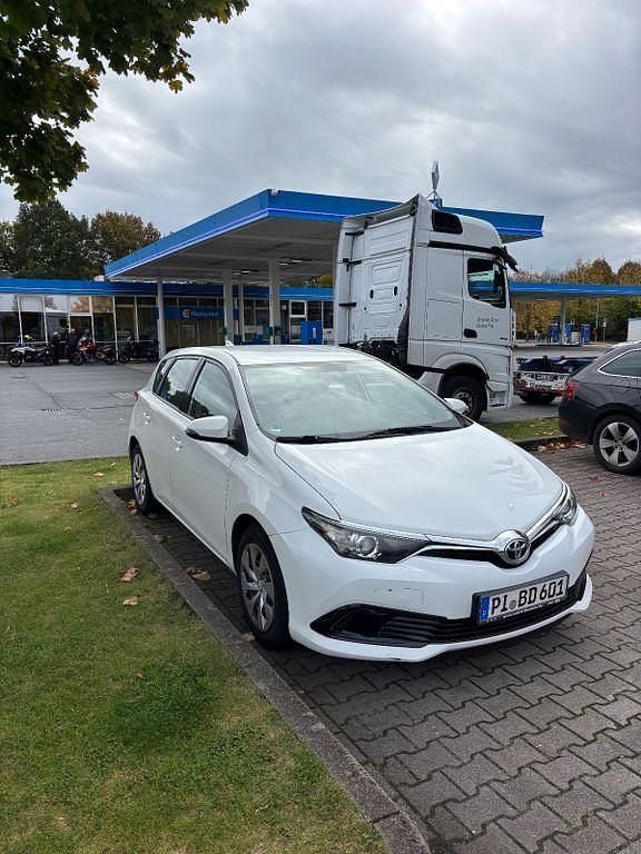 Weiß Gebraucht 2016 Toyota Auris Comfort Limousine | 9.500 € (Fairer Preis) - Bild 1/4