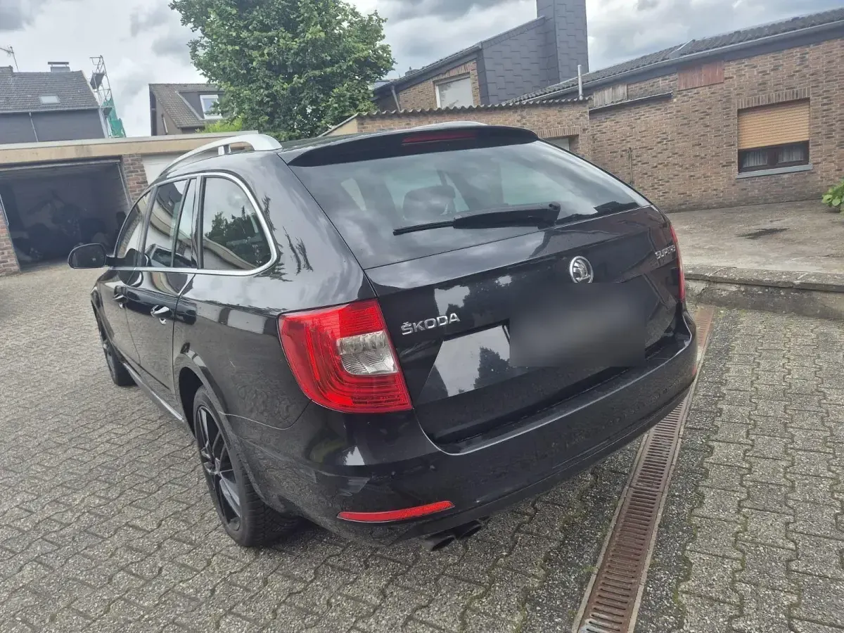 Gebraucht Skoda Superb 170 PS (125 kW) 2014 Schwarz Kombi