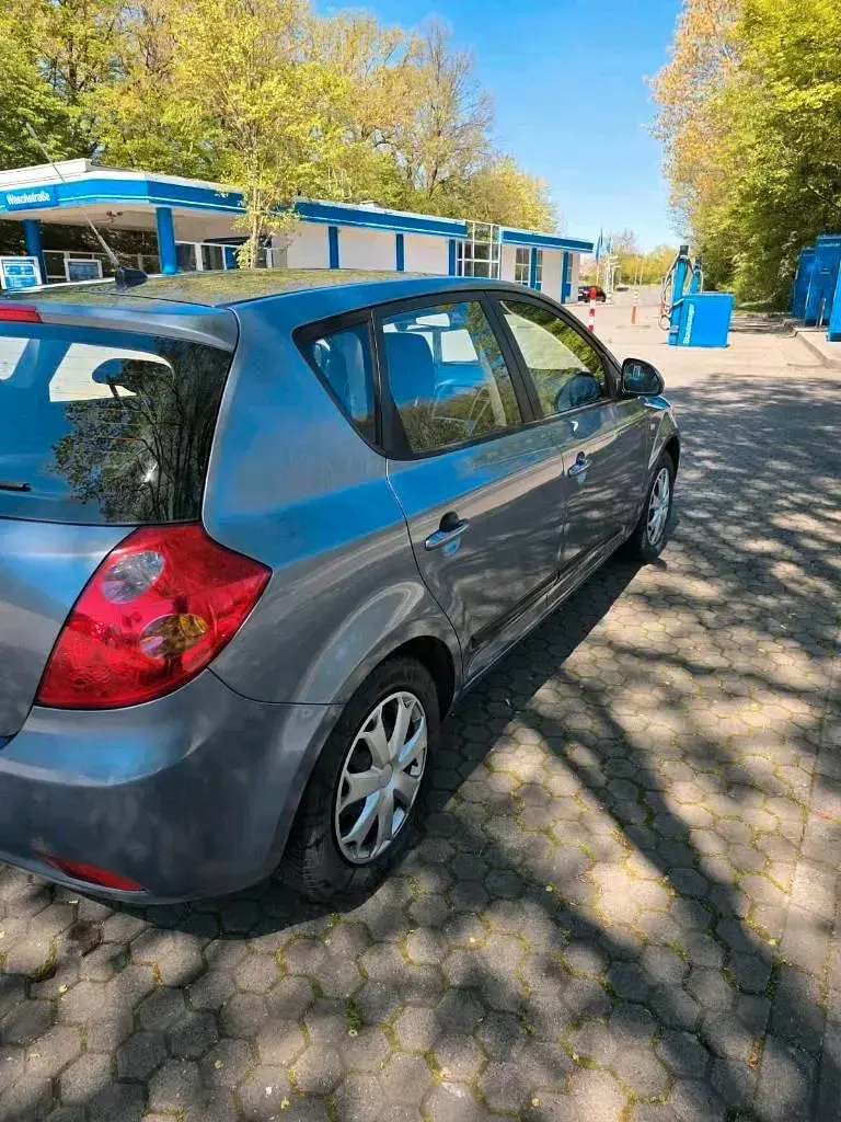 Używany Kia Ceed 80 KM (58 kW) 2008 Niebieski Hatchback