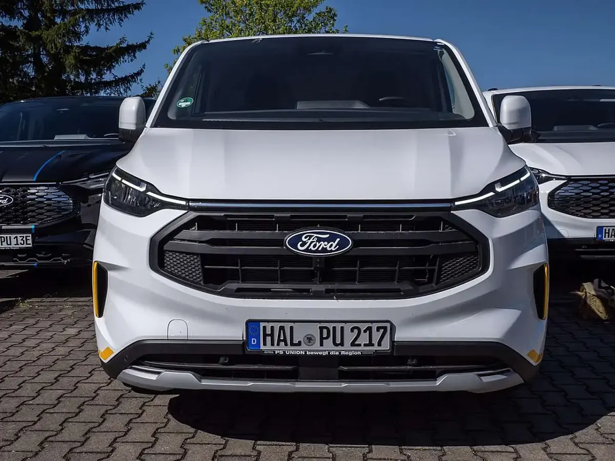 Gebraucht Ford Transit Custom 150 PS (110 kW) 2025 Frozen white Van