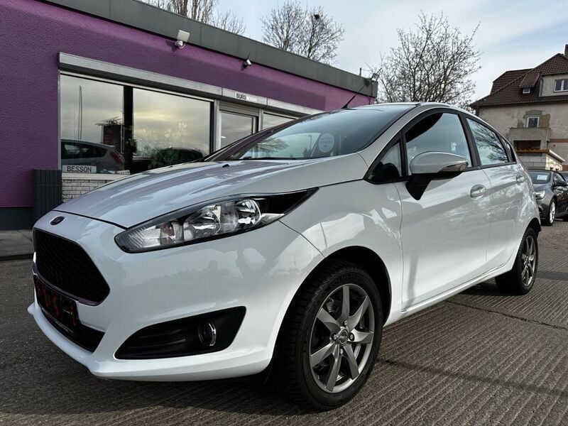 Weiß Gebraucht 2017 Ford Fiesta Celebration Kleinwagen | 9.770 € (Etwas zu teuer) - Bild 1/4