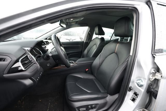 Gebraucht Toyota Camry Executive 218 PS (160 kW) 2020 Silver metallic / platinsilber m silver metallic / platinsilber m Limousine