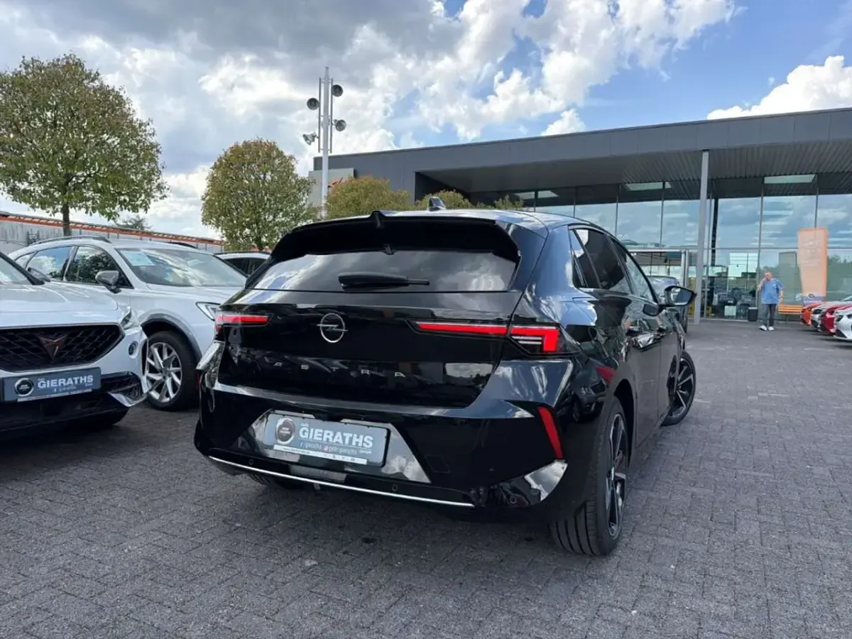 Gebraucht Opel Astra Elegance 131 PS (96 kW) 2023 Schwarz Kleinwagen