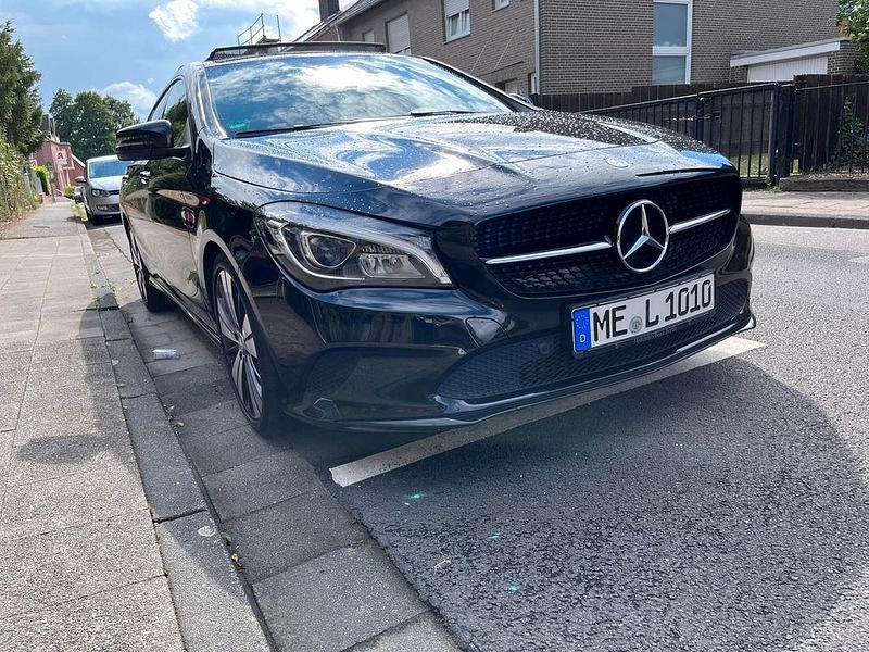 Schwarz Gebraucht 2017 Mercedes CLA180 Shooting Brake Kombi | 13.700 € (Guter Preis) - Bild 1/4