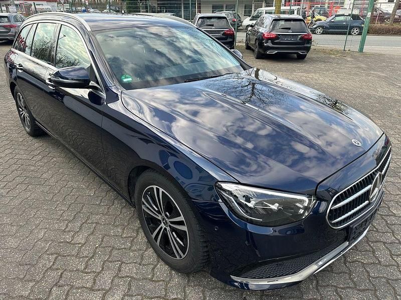 Gebraucht Mercedes E220 Avantgarde 200 PS (147 kW) 2022 Blau Limousine