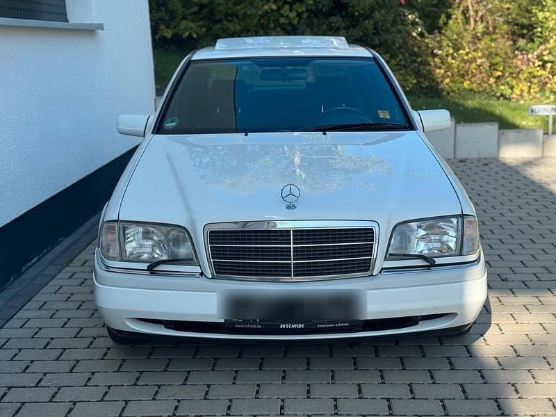 Weiß Gebraucht 1993 Mercedes C280 Limousine | 15.900 € - Bild 1/4