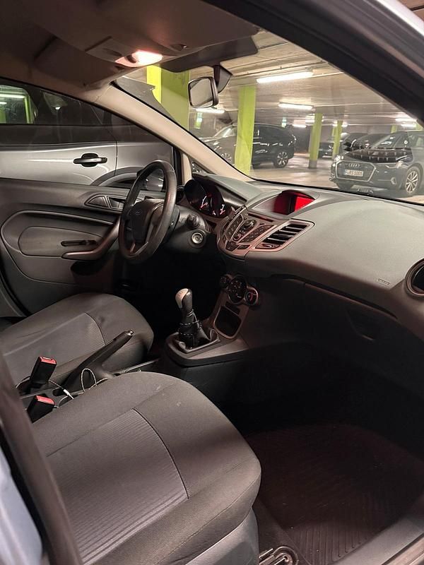 Gebraucht Ford Fiesta 101 PS (74 kW) 2012 Blau Kleinwagen