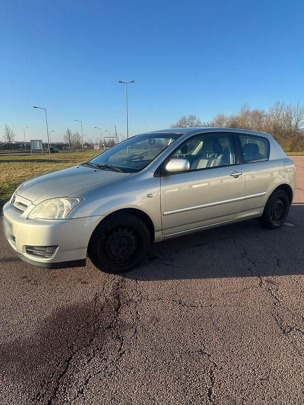 Second-hand Toyota Corolla 2004 Argintiu Coupe