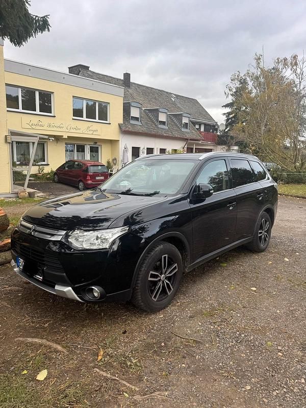 Schwarz Gebraucht 2015 Mitsubishi Outlander Intense SUV | 11.300 € - Bild 1/4