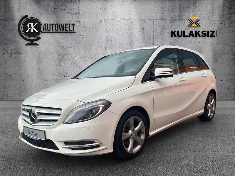 Weiß Gebraucht 2013 Mercedes B200 Van / Kleinbus | 13.897 € (Fairer Preis) - Bild 1/4