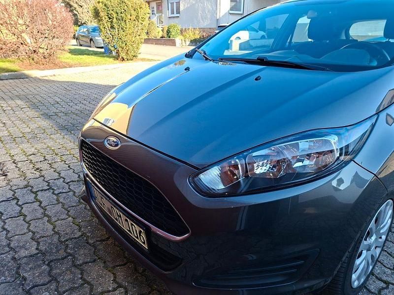 Gebraucht Ford Fiesta Trend 82 PS (60 kW) 2016 Grau Limousine
