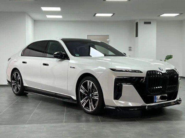 Weiß Gebraucht 2024 BMW M760e Limousine | 83.000 € - Bild 1/4